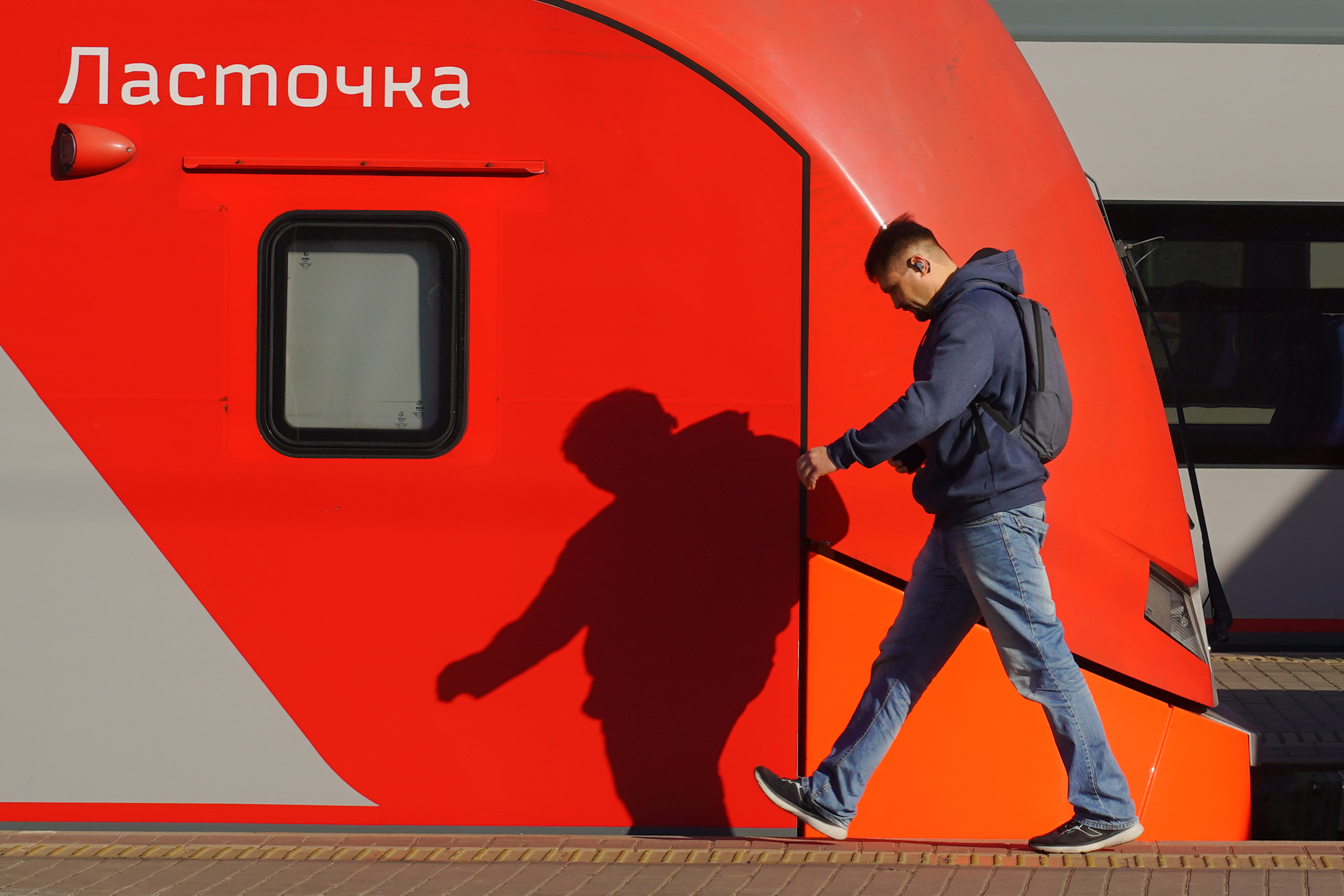 Поезд снизу. Новая Ласточка поезд. Ласточка Екатеринбург Пермь. Ласточка электропоезд. Электричка Ласточка.