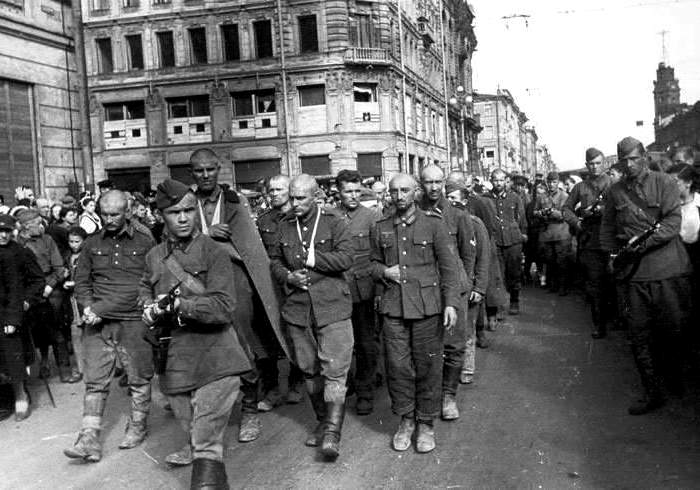 Пленные немцы на улицах Ленинграда, 1942 год. /Фото: pobeda1945-art.ru Пленные немцы на улицах Ленинграда, 1942 год. /Фото: pobeda1945-art.ru