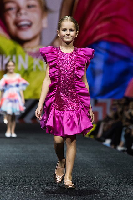 Алсу, Татьяна Михалкова и Дарья Коновалова на показе Валентина и Галины Юдашкиных Алсу, Татьяна Михалкова и Дарья Коновалова на показе Валентина и Галины Юдашкиных Светская жизнь