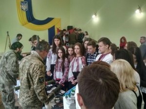 Гитлерюгенд на Украине, или Как вырастить свидомых патриотов-убийц: националисты УНСО добрались до школ - учат «резать русню»