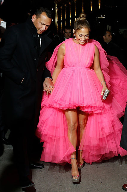 Пышное розовое платье и еще четыре образа: Дженнифер Лопес продолжает модные эксперименты Пышное розовое платье и еще четыре образа: Дженнифер Лопес продолжает модные эксперименты звездный стиль