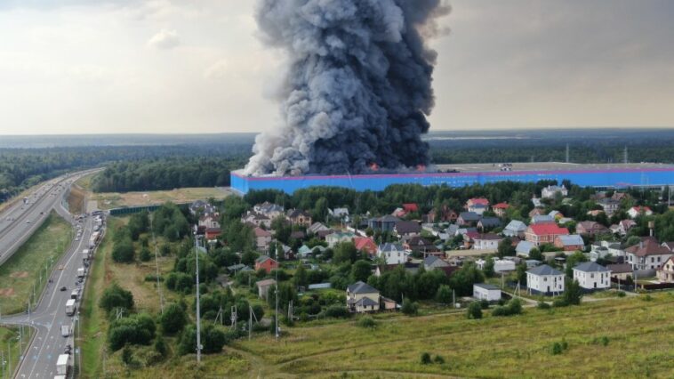 По поручению Бастрыкина возбуждено уголовное дело по факту пожара на складе Ozon