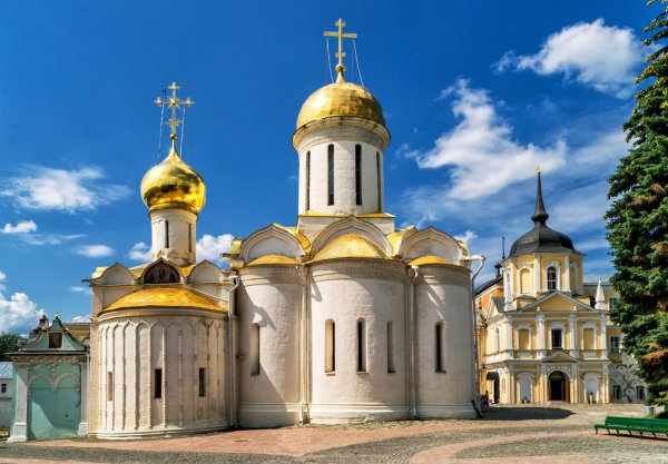 https://st2.depositphotos.com/1026649/6700/i/600/depositphotos_67004601-stock-photo-trinity-cathedral-in-sergiyev-posad.jpg