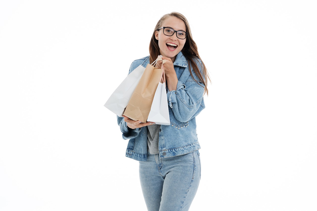 Test shopping. Девушка на белом фоне одетая. Какой вы покупатель. Happy girl with Phone White background. Girl looking up White background.