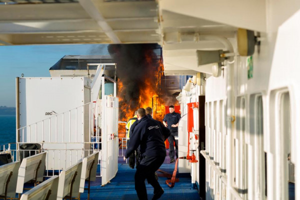 В Севастополе потушили пожар на судне «Онтарио»