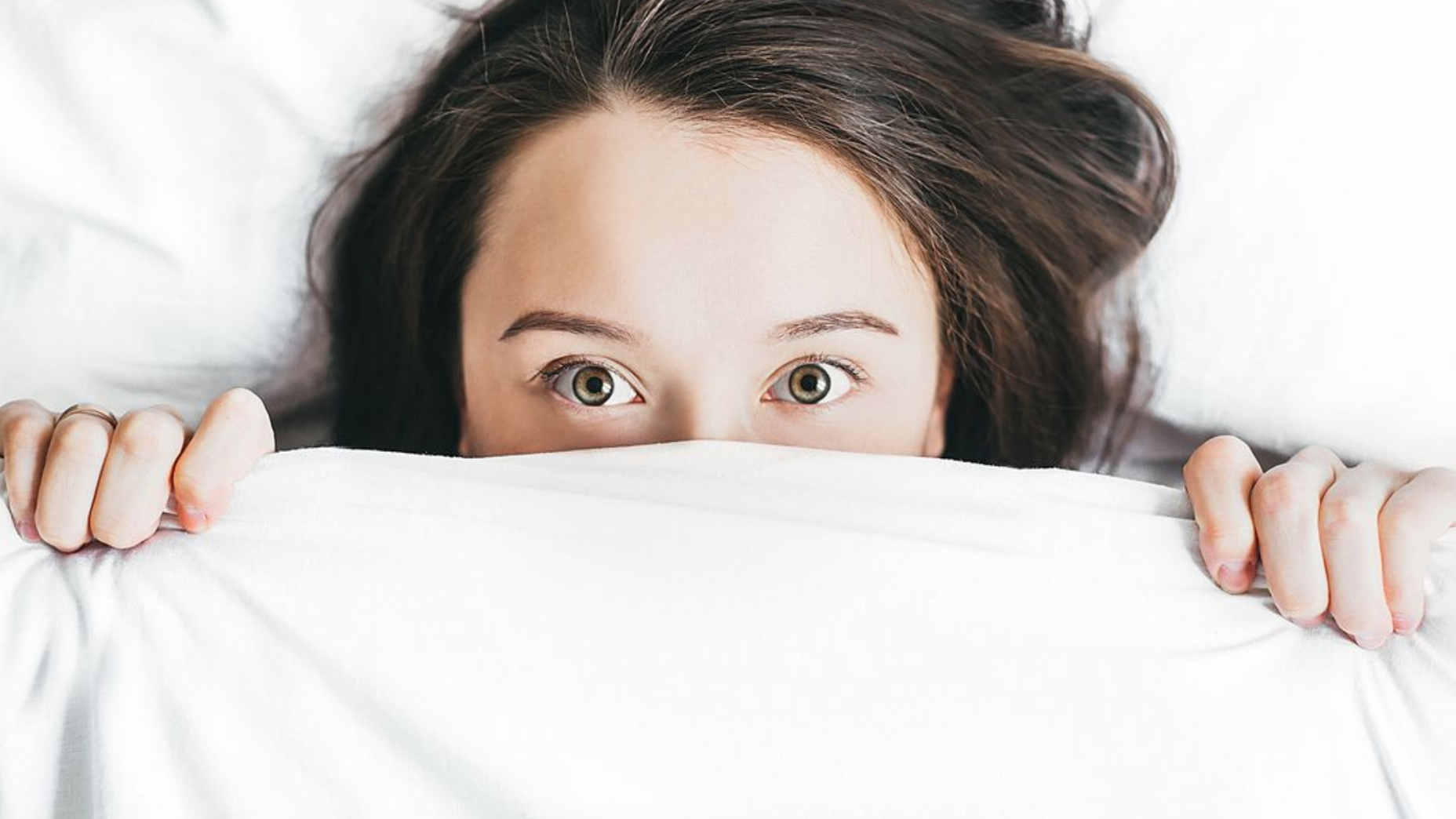 Вообще не спала ночью. Человек под одеялом. Бессонница. Плохой сон. Девушка выглядывает из под одеяла.