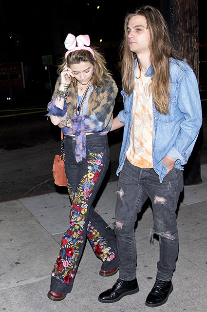 Пэрис Джексон поддержала своего крестного отца Маколея Калкина на съемках его шоу Пэрис Джексон поддержала своего крестного отца Маколея Калкина на съемках его шоу Новости