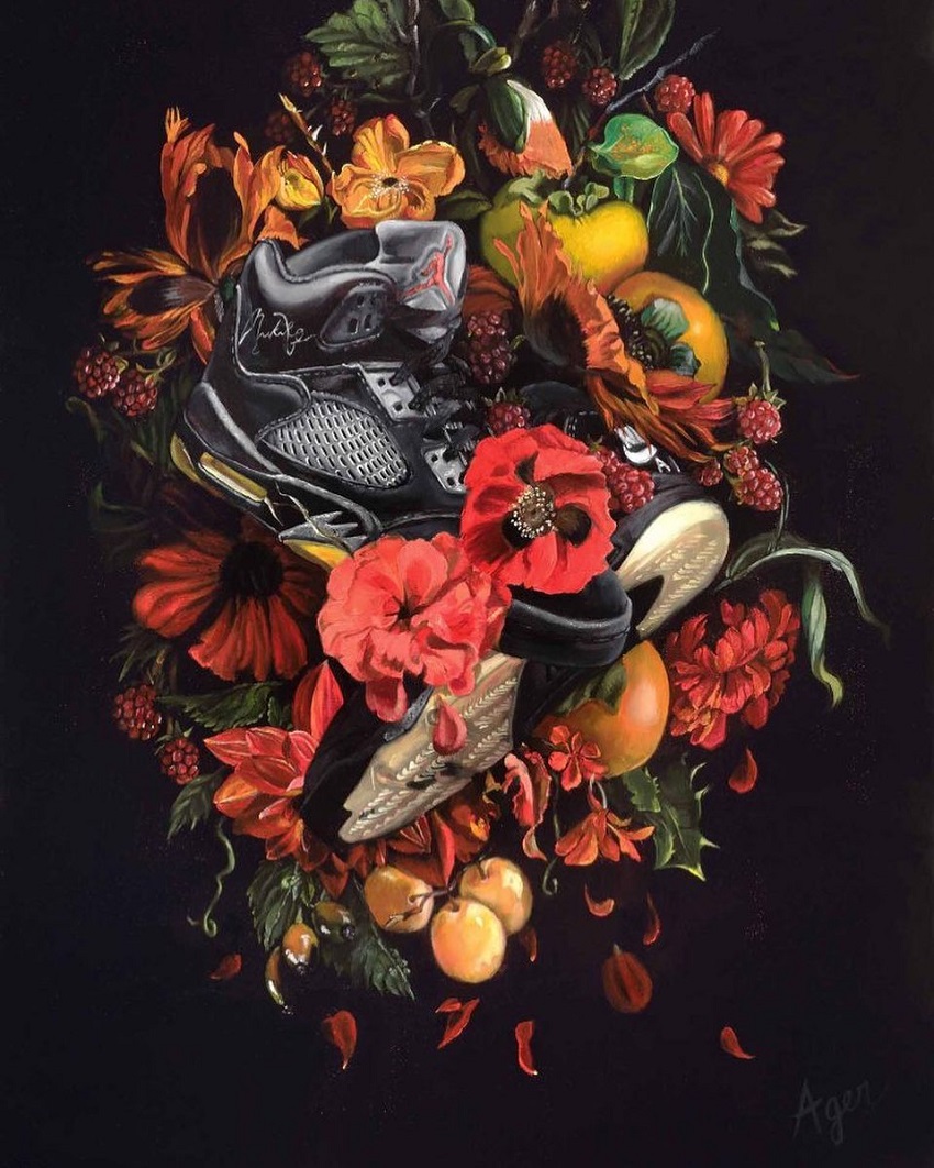 Натюрморт в стиле барокко с современными вещами 