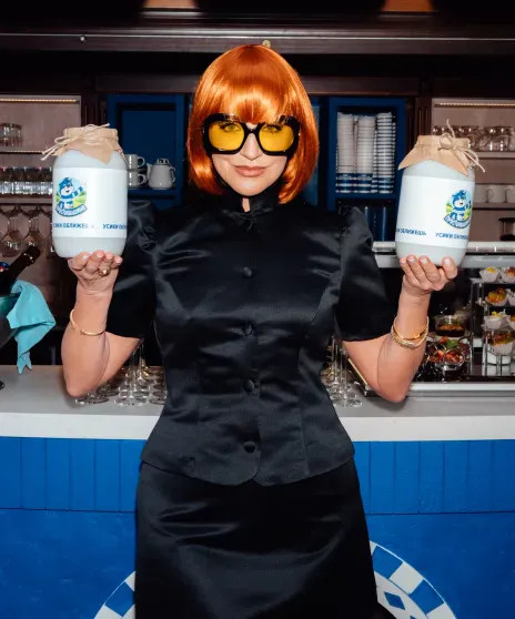 Виктория Шелягова (в образе мамы Дяди Фёдора), Яна Рудковская, Екатерина Солоцинская и Юлия Барановская посетили открытие кафе 