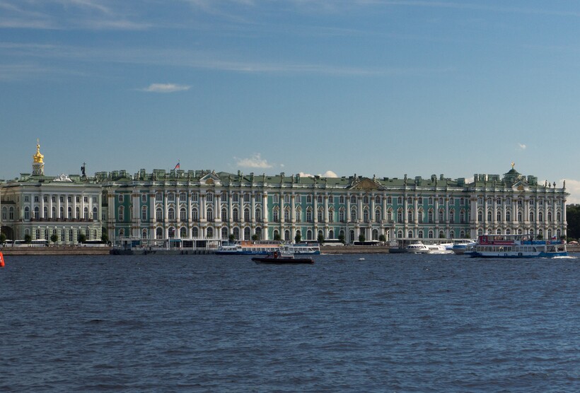 Маленькое здание слева — это Малый Эрмитаж, справа — Зимний дворец. Фото: spb-guide.ru