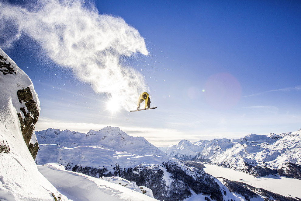 Летающий сноубордист в швейцарских Альпах