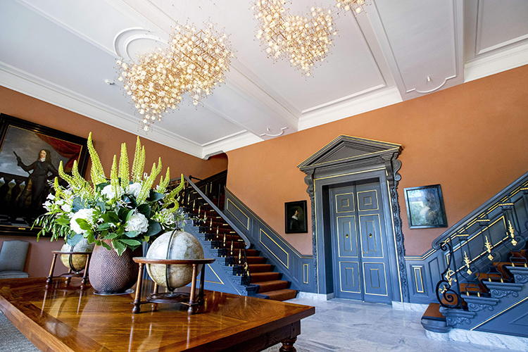 Как живут король Виллем-Александр и королева Максима: экскурсия по их дворцу Хёйс-тен-Бос Как живут король Виллем-Александр и королева Максима: экскурсия по их дворцу Хёйс-тен-Бос Монархи,Новости монархов