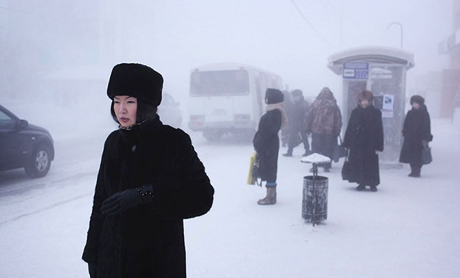 Якутск зимой на видео. На улице -50, но люди гуляют по улице, как будто тепло