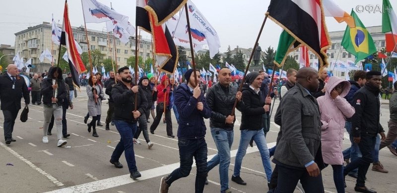«Марш мира» собрал в центре Луганска более 50 тыс. человек
