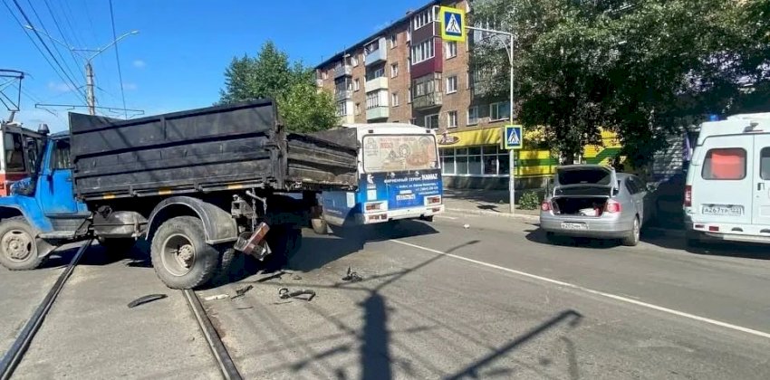 Женщина-водитель пострадала в ДТП с грузовиком в Бийске