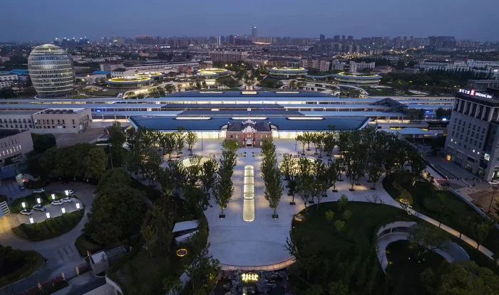 В Китае выстроили вокзал, который соединяет прошлое и будущее страны