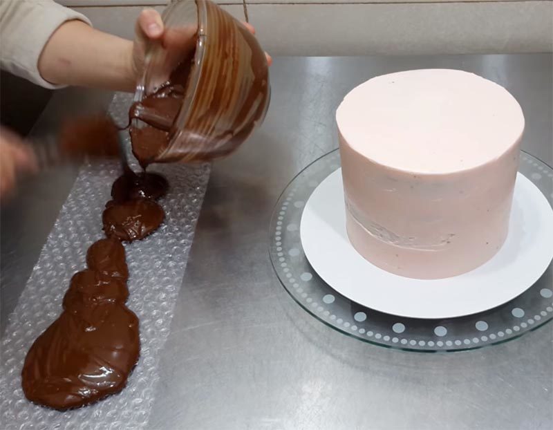 Начали повторить торты фарфор. Шоколадный бортик для торта. Украшение торта шоколадом растопленным. Бортик для торта из шоколада. Украшение торта с пузырчатой пленкой.