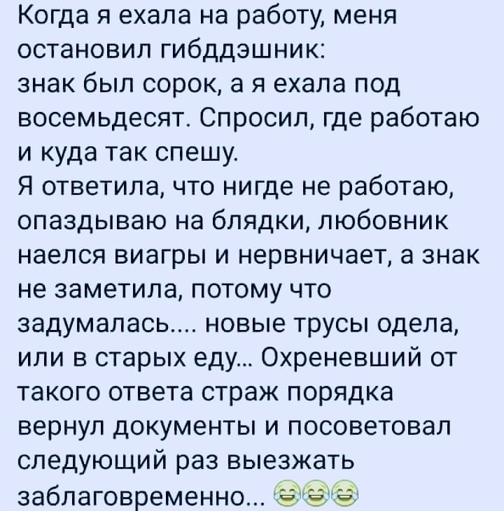 Муж и жена в постели. Он начинает рукой гладить её плечи