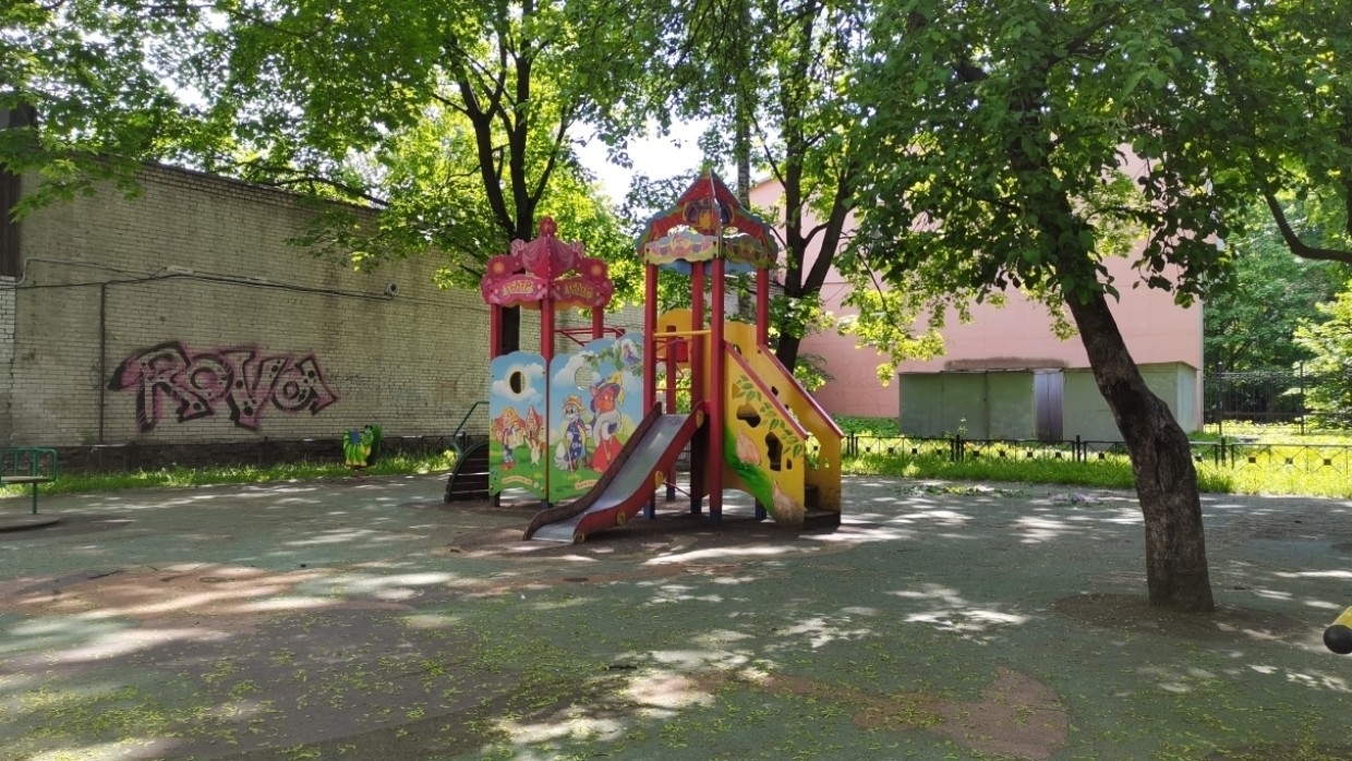 Девятилетняя школьница получила смертельную травму на детской площадке в Якутии