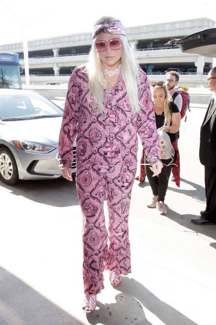 15 раз, когда кто-то из знаменитостей сильно перемудрил с нарядностью платья 15 раз, когда кто-то из знаменитостей сильно перемудрил с нарядностью платья