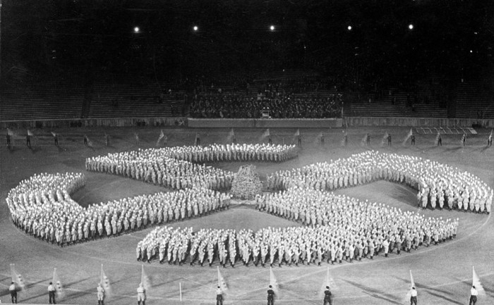  Молодые гитлеровцы выстроились в форме свастики.  1933 год. Германия.