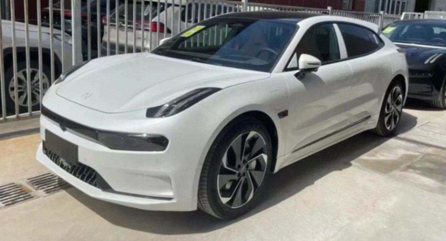 В России начали продавать китайский лифтбек Zeekr 001, установивший два рекорда Гиннесса