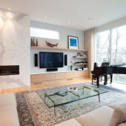 Черный рояль в гостиной