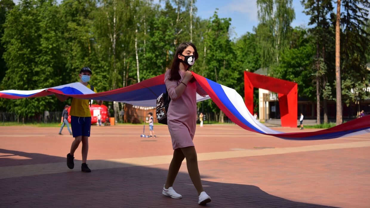 Молодогвардейцы в День России прошлись по улицам Балашихи с гигантским триколором