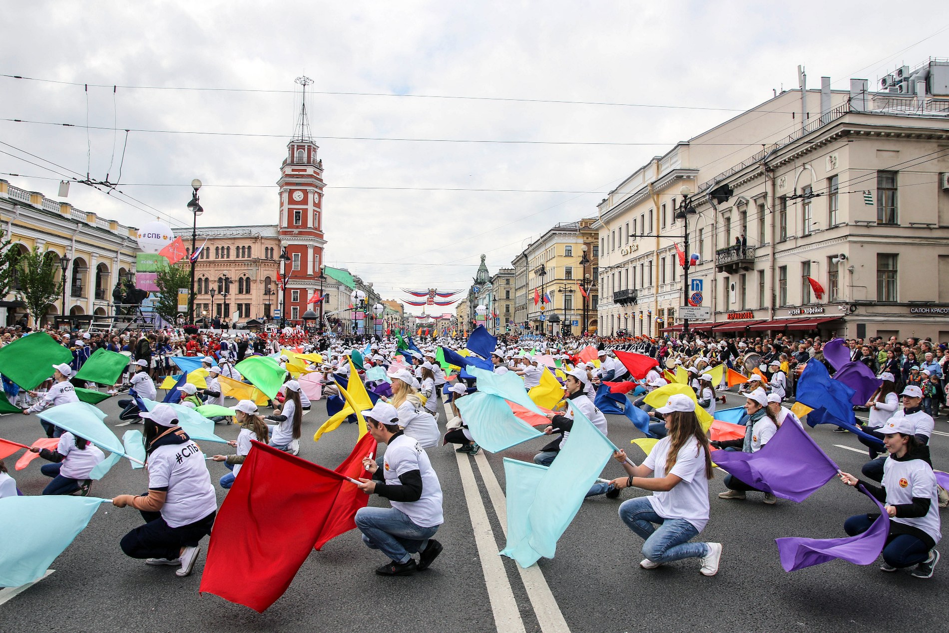 Жители питера называются. Жители Питера. Жители города Санкт-Петербург. Петербуржцы. Современный Санкт-Петербург жители.