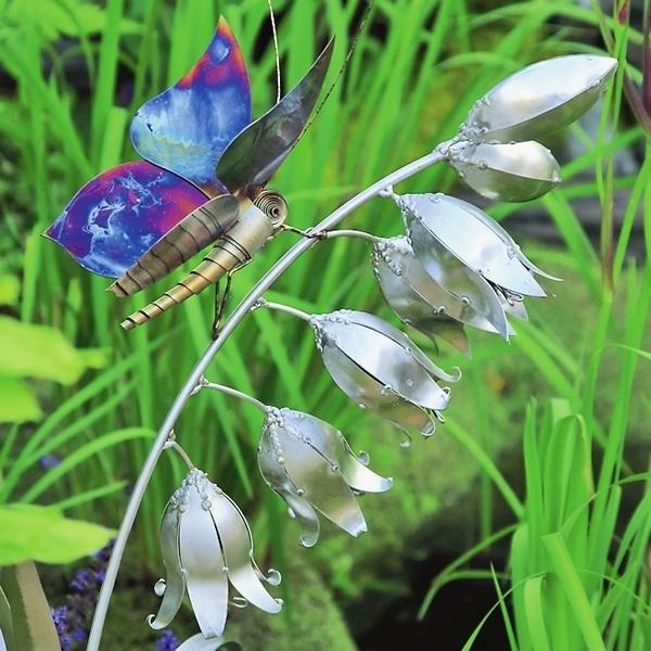 Металлическая бабочка, присевшая отдохнуть на изящный цветок, выглядит почти как живая!