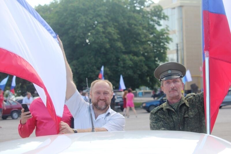 Регионы ЛНР отметили День России масштабными автопробегами и флешмобами