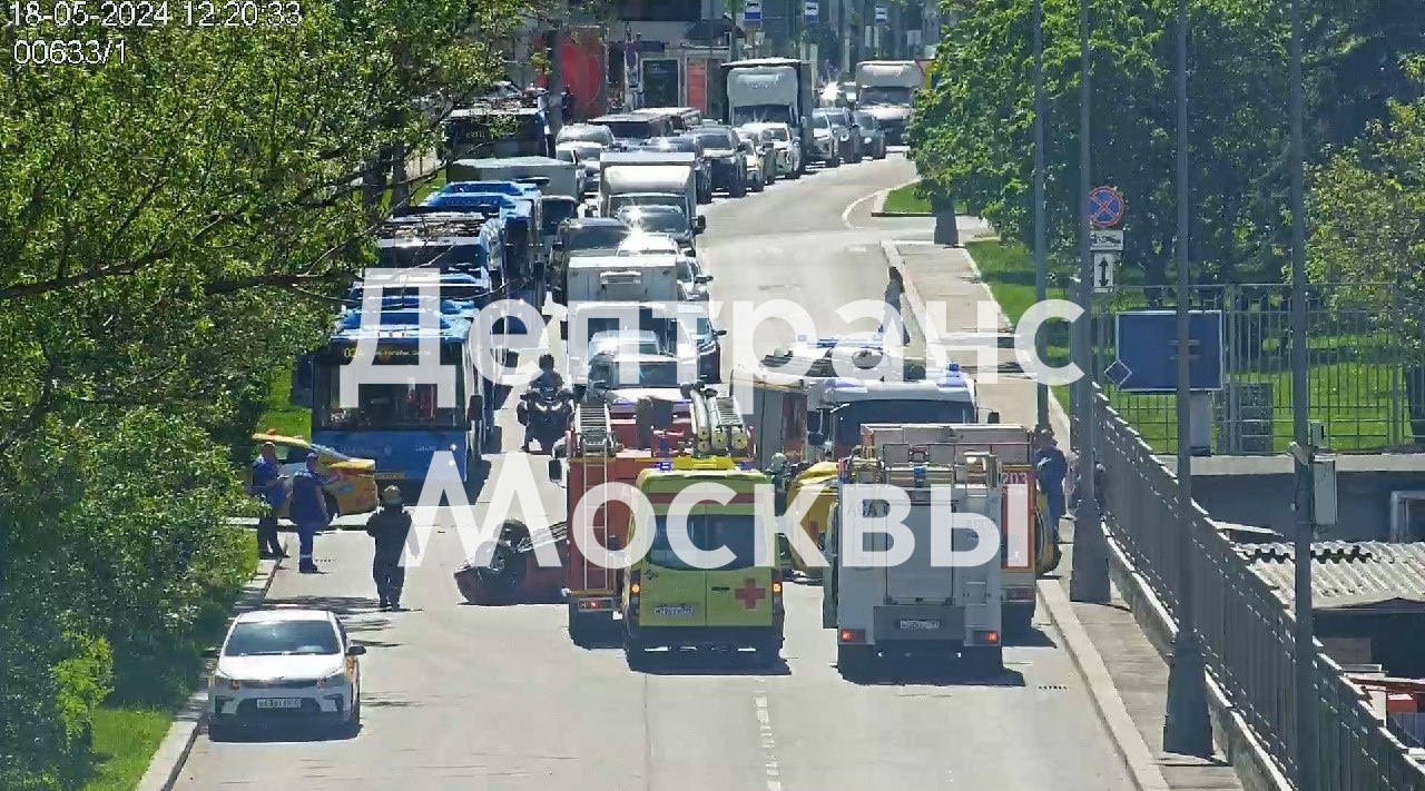 Две машины перевернулись в результате ДТП на юге Москвы