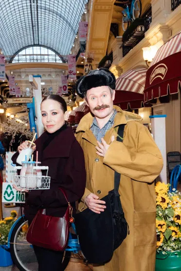 Виктория Шелягова (в образе мамы Дяди Фёдора), Яна Рудковская, Екатерина Солоцинская и Юлия Барановская посетили открытие кафе 