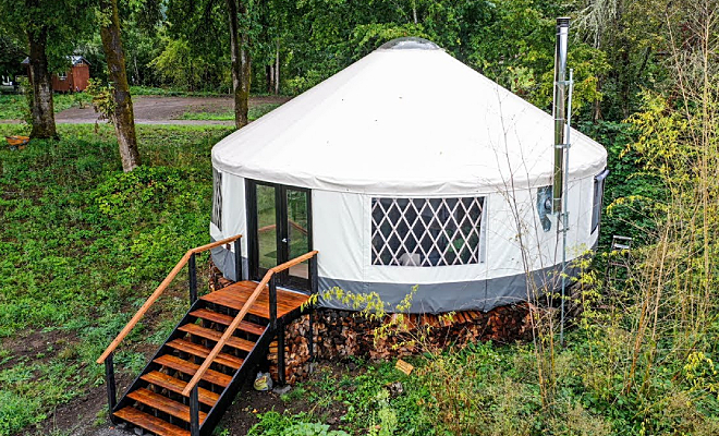 Семье не хватило денег на новую квартиру и они поселились в юрте. Через полгода обустройства жильцы показали интерьер