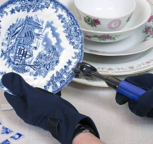 Не спешите выбрасывать осколки разбившихся чашек: сделайте уникальный элемент декора