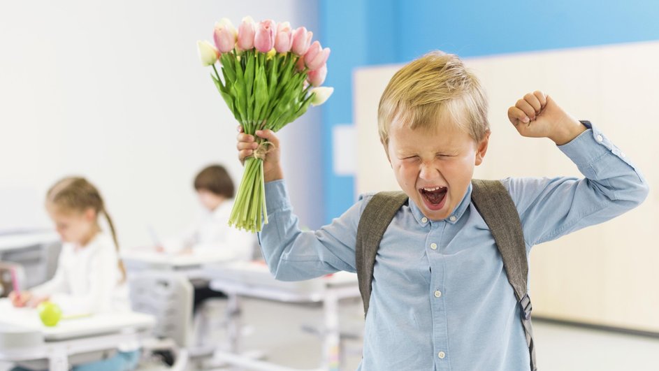 Первоклассник с цветами