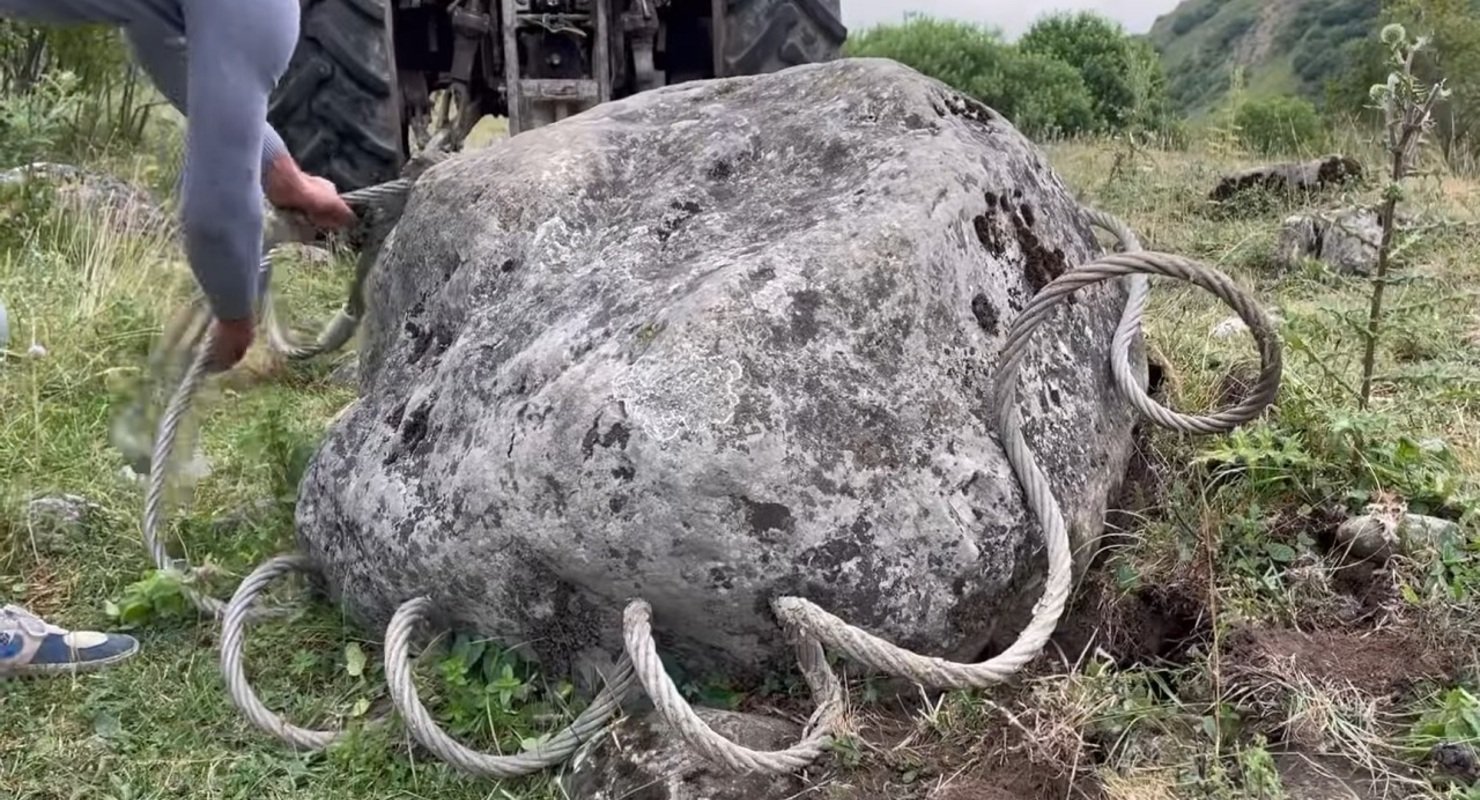 Трактор Belarus выстоял в сражении против огромного валуна