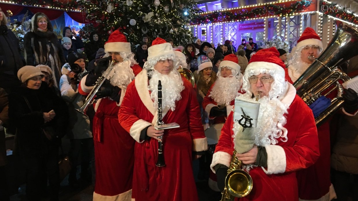 Снегурочки и Деды Морозы прошли парадом по улицам Москвы