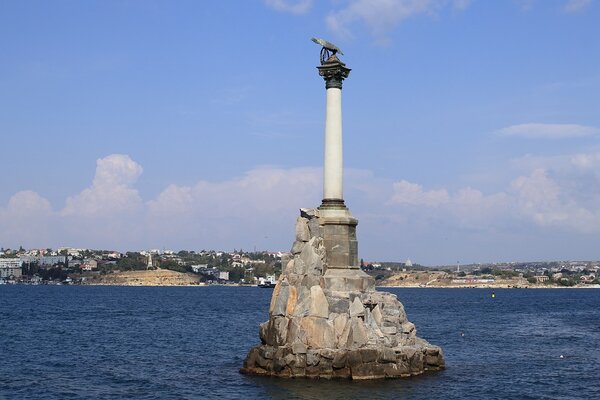 источник https://cdn.pixabay.com/photo/2018/10/30/12/22/monument-3783626_960_720.jpg