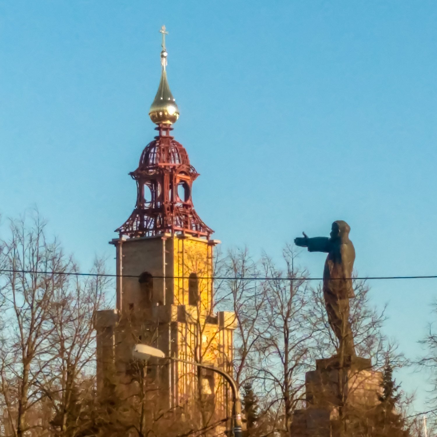 Памятник Ильичу в Костроме теперь зовет не к светлому будущему, а напоминает о тех временах, когда уничтожались храмы