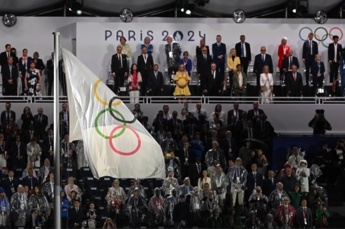 Олимпийский флаг на церемонии открытия Игр повесили в перевернутом виде