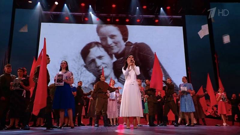 На концерте ко Дню Победы в Кремле вместе с фронтовиками показали фото с американскими преступниками Общество