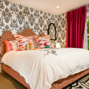 Яркие портьеры балансируют интерьер