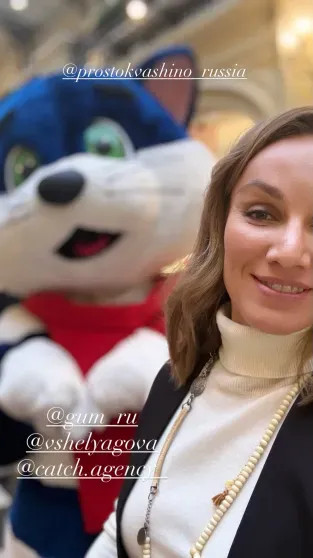 Виктория Шелягова (в образе мамы Дяди Фёдора), Яна Рудковская, Екатерина Солоцинская и Юлия Барановская посетили открытие кафе 