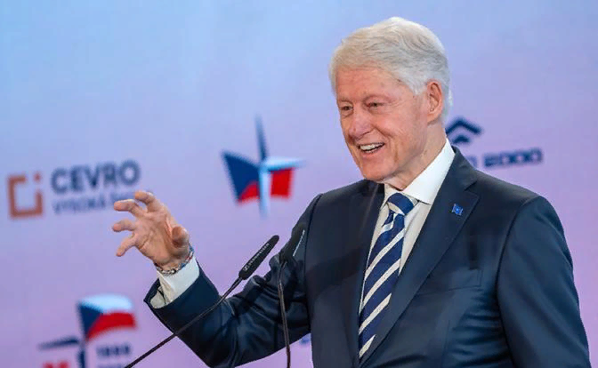 Экс-президент США Билл Клинтон сожалеет, что не смог сделать Россию партнером НАТО, хотя старался изо всех сил.