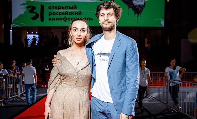 "Кинотавр-2020": первый выход в свет Екатерины Варнавы и Александра Молочникова, две премьеры и другие детали четвертого дня фестиваля