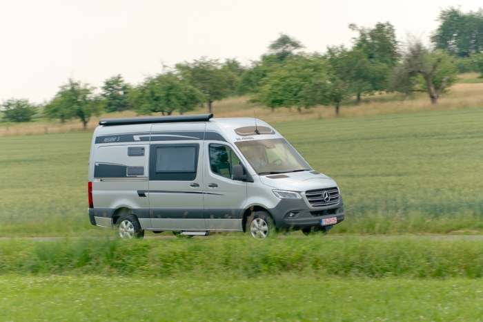 Mercedes-Benz превратили в дом на колесах для 4-х человек