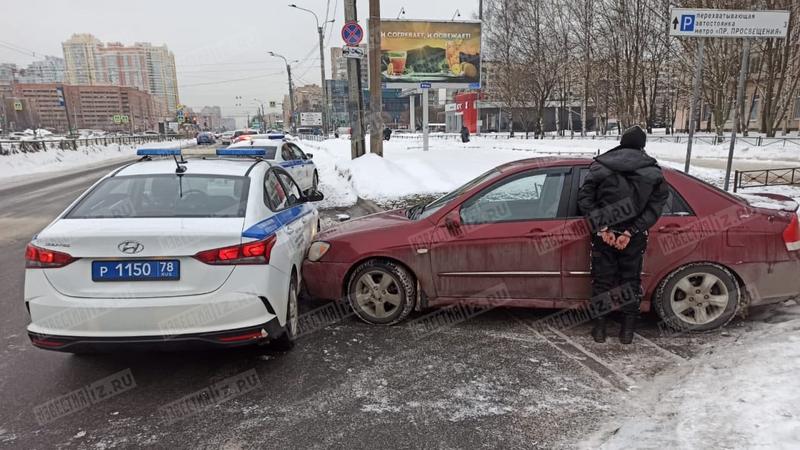 Пьяный охранник детского магазина въехал в авто полиции на Просвещения