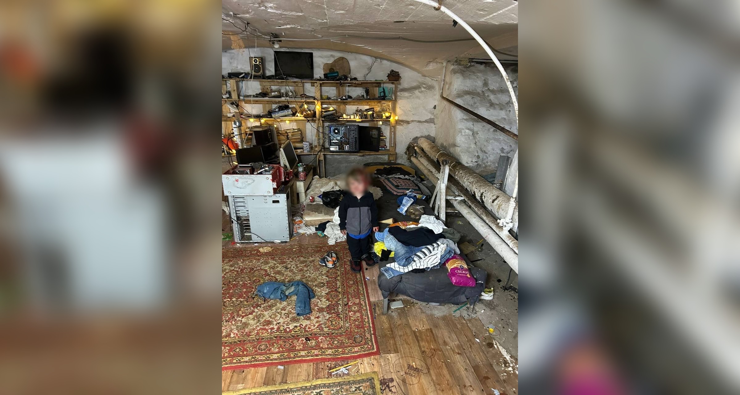 Найденные в подвале на Московском шоссе дети-маугли снова попали в больницу с ОРВИ