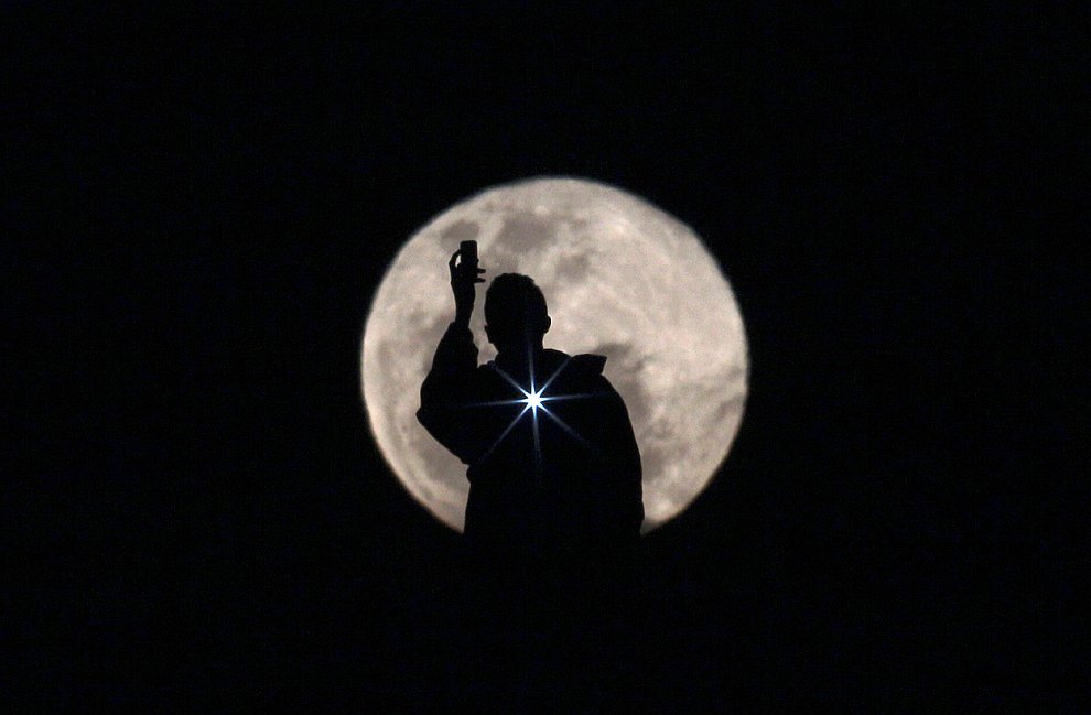 Фотография человека, который фотографирует Луну